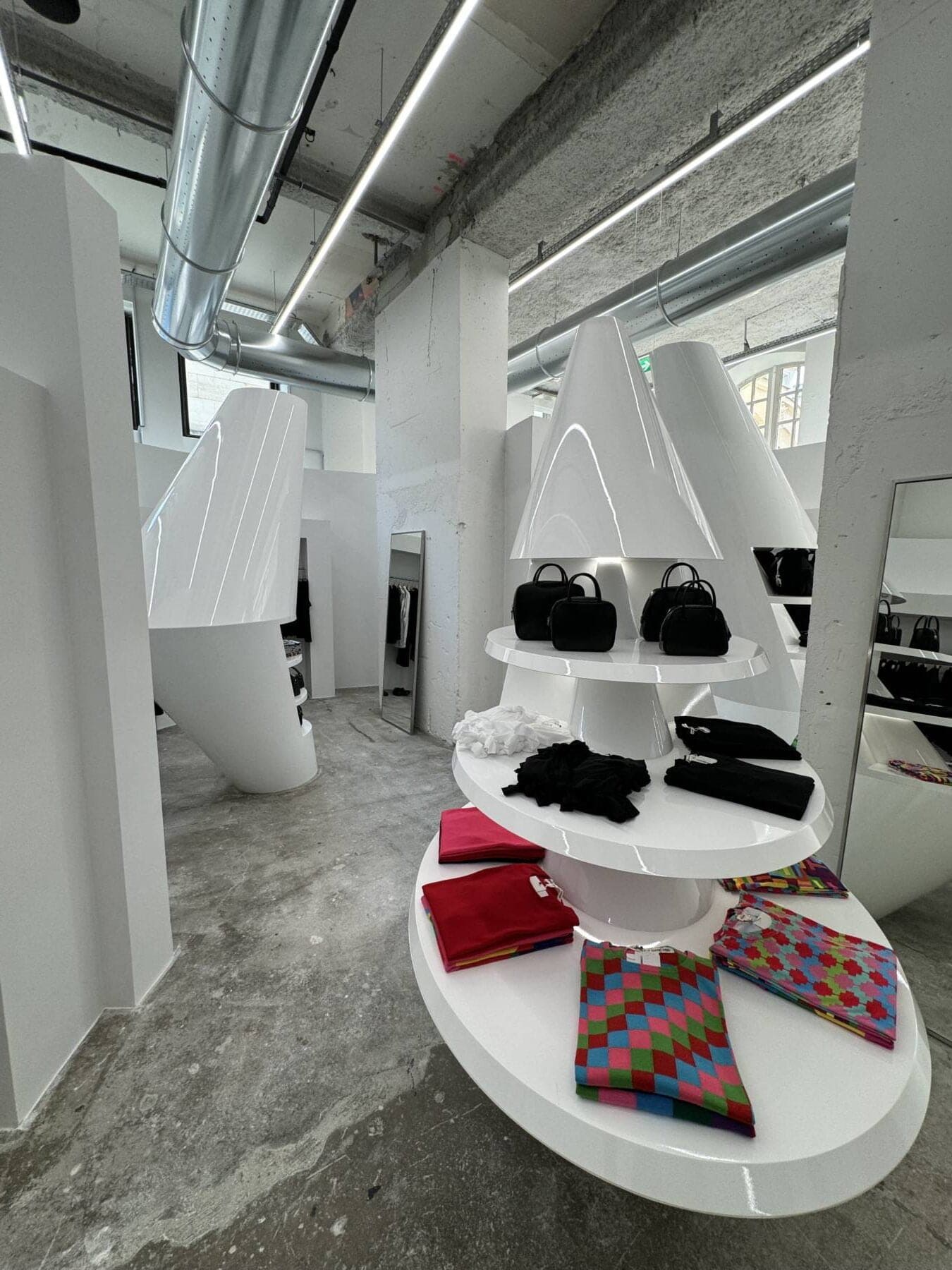 【ギャルソン】DOVER STREET MARKET PARIS【ポスター】パリ step inside the new dover street market in paris, entirely